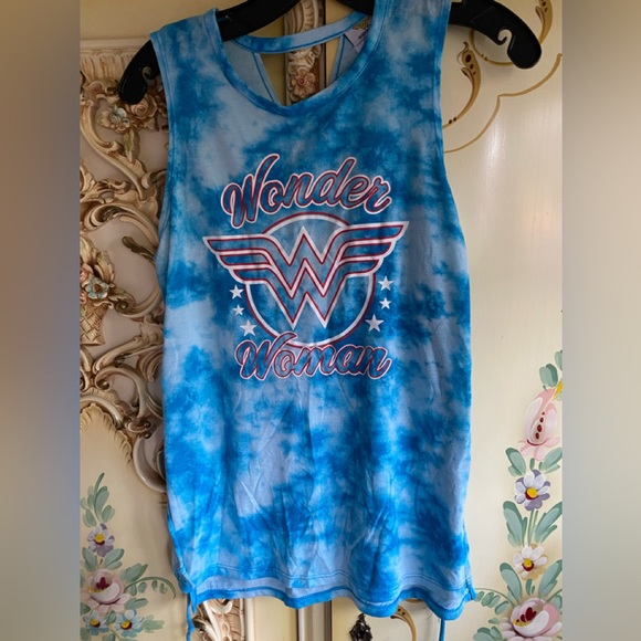 Tops - Wonder Women T-Shirt size medium new original sleeveless